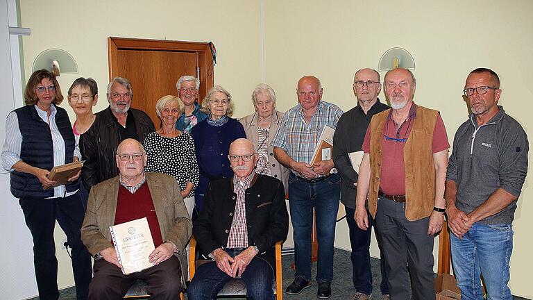 Beim Rhönklub Münnerstadt wurden zahlreiche Mitglieder geehrt. (v.l.): Brigitte Bullinger, Monika Grim, Gerhard Dünisch, Christa Pertsch, Rosina Eckert, Gertrud Jeschke, Erna Kern, Gerhard Lumpe, Hubert Neiber (hintere Reihe) sowie Franz-Josef Sch...       -  Beim Rhönklub Münnerstadt wurden zahlreiche Mitglieder geehrt. (v.l.): Brigitte Bullinger, Monika Grim, Gerhard Dünisch, Christa Pertsch, Rosina Eckert, Gertrud Jeschke, Erna Kern, Gerhard Lumpe, Hubert Neiber (hintere Reihe) sowie Franz-Josef Scheuplein und Georg Schäfer (vorne). Die Ehrennadeln überreichten der Münnerstädter Vorsitzende Egbert Haut (2. v. r.) und Regionsvorsitzender Dieter Büttner