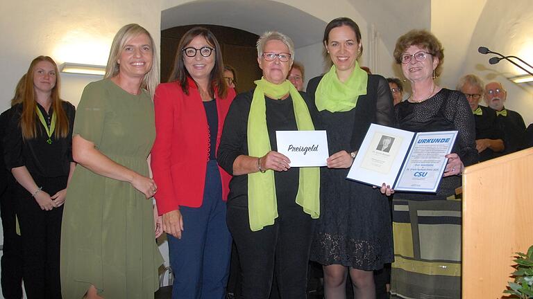 Stadträtin Nina Grötsch (von links), Laudatorin Barbara Becker, Lilo Beer, Sina Schmidt-Mustafa und Hiltrud Stocker freuten sich bei der Übergabe des Dr.-Erwin-Rumpel-Preises an den Sickershäuser Chor Sicantiamo.