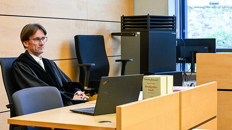 Plädoyer vor dem Landgericht Würzburg: Staatsanwalt Ingo Krist sieht die Misshandlungsvorwürfe gegen zwei ehemalige Erzieherinen der Kita Greußenheim großteils als erwiesen an. Plädoyer vor dem Landgericht Würzburg: Staatsanwalt Ingo Krist sieht die Misshandlungsvorwürfe gegen zwei ehemalige Erzieherinen der Kita Greußenheim großteils als erwiesen an.