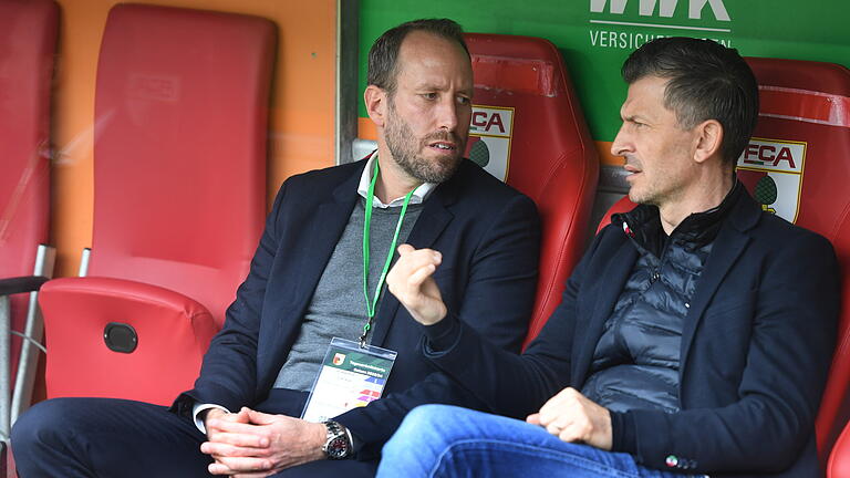 FCA / FC Augsburg.jpeg       -  Sportdirektor Marinko Jurendic und FCA-Geschäftsführer Michael Ströll im Gespräch.