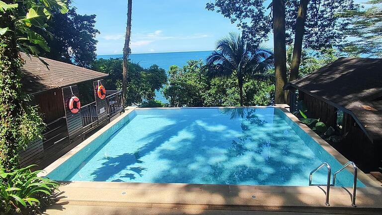 Verspricht Entspannung: Hotelpool mit Meerblick in Khao, Thailand. Verspricht Entspannung: Hotelpool mit Meerblick in Khao, Thailand.
