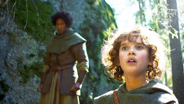 TV-Ausblick ARD - Zweite Staffel &bdquo;Ronja Räubertochter&rdquo;       -  Ronja (Kerstin Linden) lässt sich von dem Bandenmitglied Tjegge (Lancelot Ncube) an eine entlegene Stelle im Wald locken .