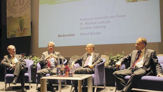 Podiumsdiskussion zur Energiewende: Markus Ludczak, Heinrich von Pierer, Alfred Wieder und Günther Gehring (von links). Foto: Umminger Podiumsdiskussion zur Energiewende: Markus Ludczak, Heinrich von Pierer, Alfred Wieder und Günther Gehring (von links). Foto: Umminger