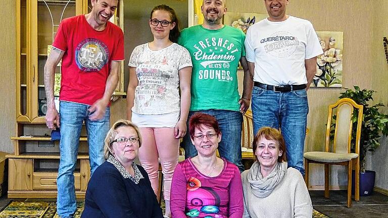 &bdquo;Traumurlaub&ldquo; mit Laienspielgruppe       -  (dch)   Fleißig üben die Mitglieder der Laienspielgruppe zurzeit im Probenraum der alten Schule an ihrem neuen Stück. &bdquo;Mit Schlafsack und Kamillentee oder der Traumurlaub&ldquo; steht auf dem Programm, das an sechs Abenden aufgeführt werden soll. Bei dem Lustspiel der Autorin Regina Rösch für vier Damen und vier Herren dreht sich alles um die Urlaubszeit. Die Aufführungen in der Alten Schule finden statt: Freitag, 20. und 27. Mai; Samstag, 21.und 28. Mai, jeweils um 19.30 Uhr; Sonntag, 22. und 29. Mai, jeweils um 16.30 Uhr. An den Sonntagen werden bereits ab 15 Uhr Kaffee und Kuchen angeboten. Für das erste Wochenende gibt es noch wenige Restkarten, für das zweite Wochenende sind noch ausreichend Karten vorhanden. Kartenreservierung über Maria Pröstler, (0 93 64) 46 25.