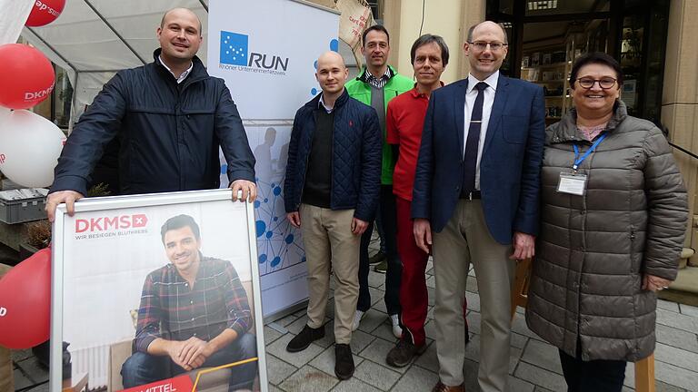 Das Unternehmernetzwerk RUN mit seinem Vorsitzenden Patrick Markert (ab 2. von links), seinem Stellvertreter Percy Grüterich und dem Schatzmeister Jürgen Schwanzer hat während des Mellrichstädter Frühlingsmarktes eine DKMS-Typisierungsaktion durchgeführt. Mit im Bild (ab rechts) die am-Geschäftsführerin Brigitte Pross, die für den Markt verantwortlich zeichnet, und der 3. Bürgermeister der Stadt Frank Vetter. Ganz links Jochen Mölter aus Bad Neustadt, der mit seiner Spende einer jungen Frau das Leben gerettet hat.