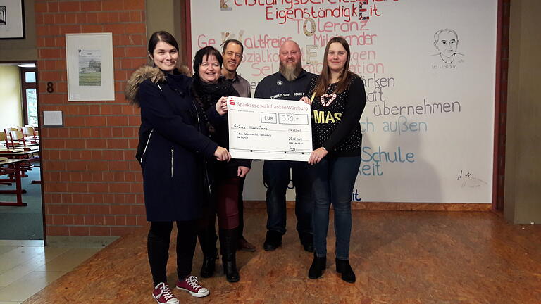 Scheckübergabe in der Aula der Schule. Im Bild (von links): Schülerin Isabell Fauser, Schulleiterin der Leo-Weismantel-Realschule Silvana Bucko, Schulleiter der Realschule des Bildungswerks Andreas Strümper, Johannes Lang, Vorsitzender des vom Obst- und Gartenbauvereins und Schülerin Hannah Meeder.