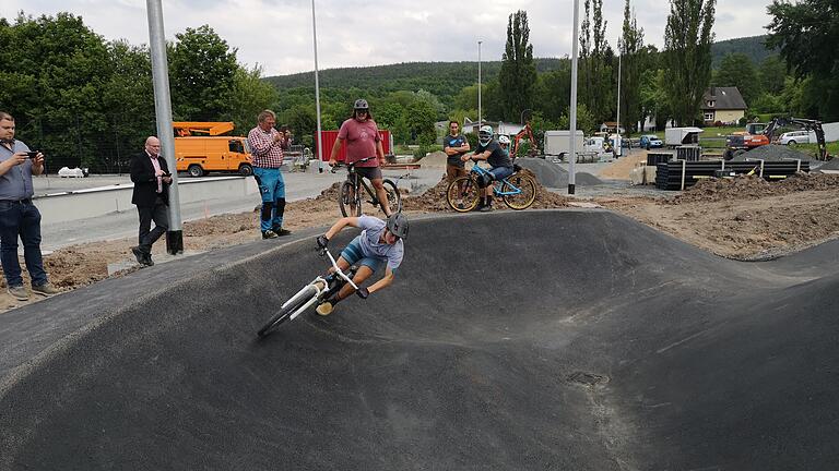 Die ersten Probefahrten im Pumptrack auf der neuen Rollsportanlage der Stadt Bischofsheim wurden bereits absolviert.