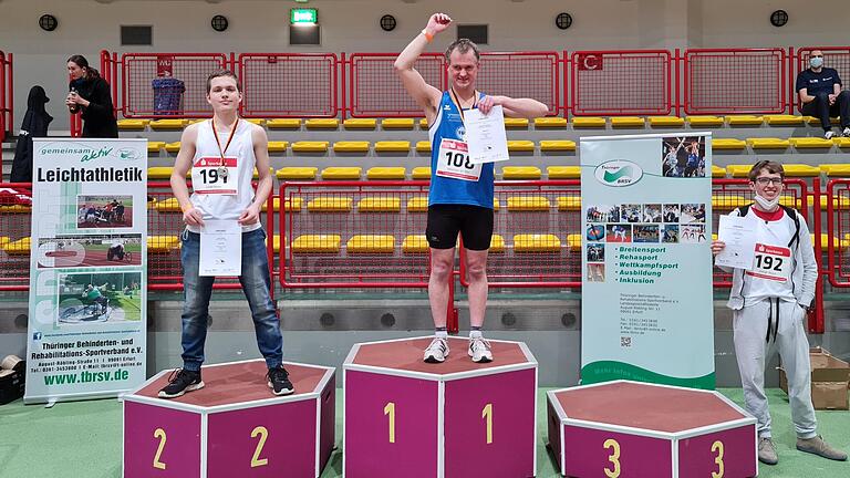 Sebastian Schäfer (Mitte) hat bei den deutschen Meisterschaften in der Para-Leichtathletik in der Disziplin Weitsprung den ersten Platz erreicht. Zudem verbesserte er den deutschen Rekord im Blindenweitsprung. Sebastian Schäfer (Mitte) hat bei den deutschen Meisterschaften in der Para-Leichtathletik in der Disziplin Weitsprung den ersten Platz erreicht. Zudem verbesserte er den deutschen Rekord im Blindenweitsprung.