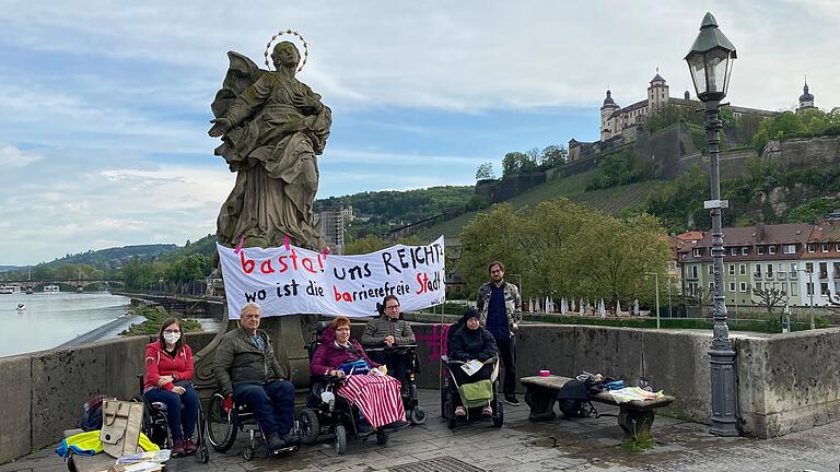 Unter dem Motto 'basta! uns REICHT'S - Wo ist die barrierefreie Stadt?' demonstrierte die Gruppe baSta - barrierefreie Stadt am Mittwoch auf der Alten Mainbrücke in Würzburg.