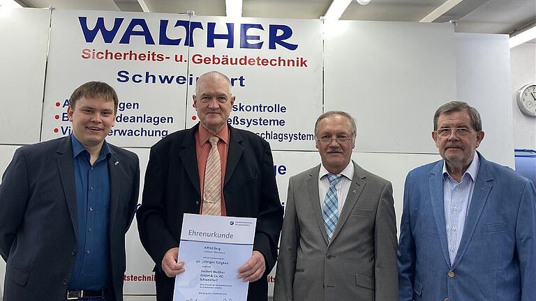 Ein besonderer Tag in der Firma Walther: Alfred Berg feiert sein 40. Betriebsjahr. Von links: Maximilian Sauter (Geschäftsführer), Alfred Berg, Josef Pickel (stellvertretender Obermeister Metallinnung Schweinfurt-Haßberge) und Rainer Sauter (Geschäftsführer).&nbsp;