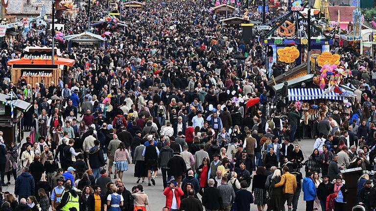 Oktoberfest.jpeg       -  Millionen Menschen besuchen das Oktoberfest. Die App 'SafeNow' trägt einen Teil für die Sicherheit vor Ort bei.