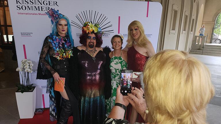 Kissinger Sommer 2024 Empfang Travestie Künstler - Sie waren das beliebteste Fotomotiv des Kissinger Sommer 2024: die Dragqueens aus Berlin. Kissinger Sommer 2024 Empfang Travestie Künstler - Sie waren das beliebteste Fotomotiv des Kissinger Sommer 2024: die Dragqueens aus Berlin.