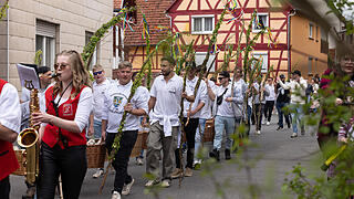 Remlinger Eierlauf       -  Zahlreiche Menschen besuchen am Ostermontag (21.04.25) den Eierlauf in Remlingen (Lkr. Würzburg).
