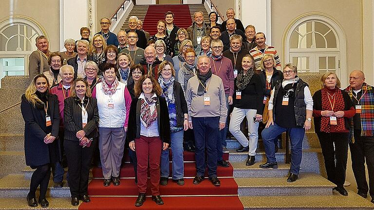 Unterfränkische Besuchergruppe bei Kerstin Celina im Landtag       -  (eug)   Eine Gruppe aus Unterfranken besuchte die grüne Abgeordnete Kerstin Celina im Bayerischen Landtag. Die Besucher konnten dabei live eine Debatte von Anfang bis Ende im Plenarsaal verfolgen, in der von der Fraktion Bündnis 90/Die Grünen gefordert wurde, den §219a StGB zu streichen und Ärztinnen und Ärzten die sachliche Information über einen Schwangerschaftsabbruch in der Öffentlichkeit und damit auch im Internet zu ermöglichen. In einer anschließenden Diskussion mit der Abgeordneten konnten die Besucher Fragen stellen. Besonders im Fokus standen dabei Fragen zur alltäglichen parlamentarischen Arbeit. Darüber hinaus gab es auch interessante Diskussionen zur Flüchtlingsthematik und klassischen grünen Themen wie nachhaltige Landwirtschaft und Tierzucht. Organisiert wurde die Fahrt vom Wahlkreisbüro Kerstin Celinas in Würzburg unter der Leitung von Johannes Huber, die Gruppe wurde von Gerhard Kraft, dem Leiter des Wahlkreisbüros in Karlstadt, begleitet.