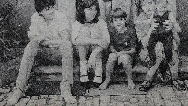 Damals: Ingrid und Reinhard Worschech mit ihren sieben Kindern am Hauseingang. Sitzend (von links) Lukas, Julia, Hannes, Katja mit Nesthäkchen Anna, dahinter stehen Niklas und Teresa mit den Eltern. Das Foto entstand 1983. Damals: Ingrid und Reinhard Worschech mit ihren sieben Kindern am Hauseingang. Sitzend (von links) Lukas, Julia, Hannes, Katja mit Nesthäkchen Anna, dahinter stehen Niklas und Teresa mit den Eltern. Das Foto entstand 1983.