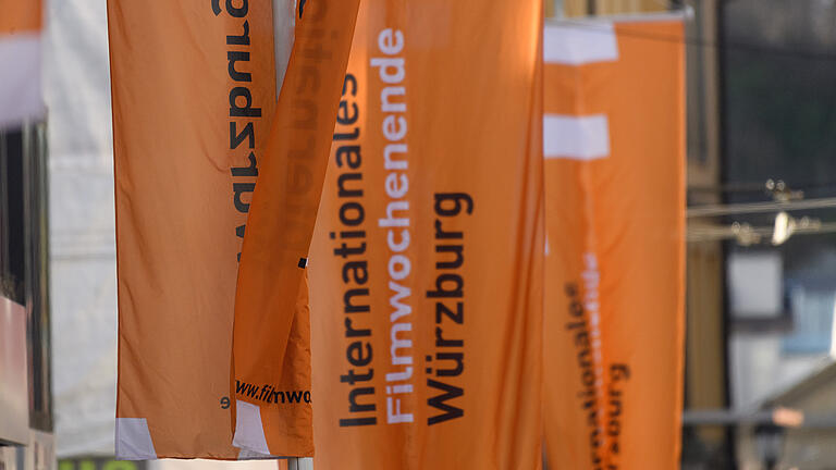 Die Flaggen des Internationalen Filmwochenendes in der Domstraße in Würzburg. Die Flaggen des Internationalen Filmwochenendes in der Domstraße in Würzburg.