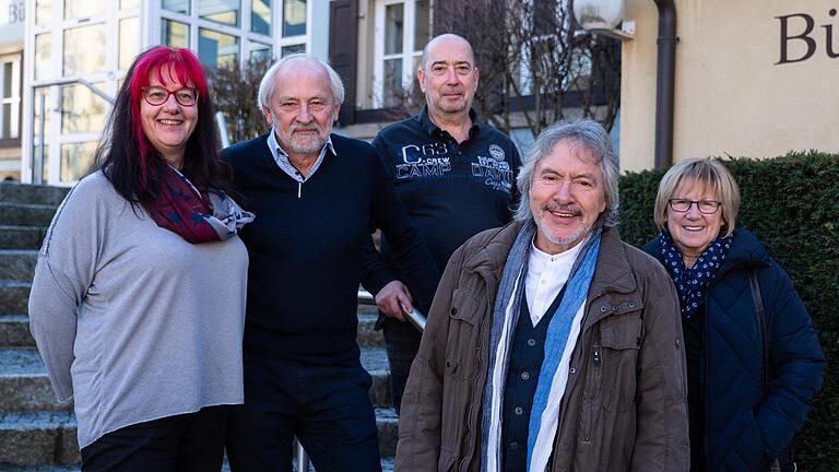 Auf dem Bild von links: Ingrid Kronthaler (Bezirksvorsitzende DVF-Mainfranken), Dr. Ekkehard Römmelt (Vorsitzender Fotokreis Schwanfeld), Harry Bünger (Mühlheim/Main), Lothar Mantel (Nürnberg), Hannelore Schneider (Koblenz). Auf dem Bild von links: Ingrid Kronthaler (Bezirksvorsitzende DVF-Mainfranken), Dr. Ekkehard Römmelt (Vorsitzender Fotokreis Schwanfeld), Harry Bünger (Mühlheim/Main), Lothar Mantel (Nürnberg), Hannelore Schneider (Koblenz).