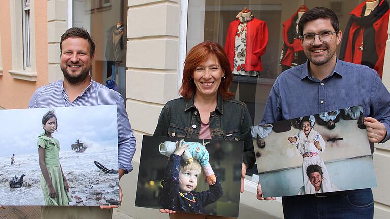 Frank Gimperlein, Kathrin Weber und Herbert Müller präsentieren drei von insgesamt 160 Bildern. Vom 23. September bis 12. November sind die Bilder nicht vor, sondern hinter den Schaufenstern zu bewundern. Frank Gimperlein, Kathrin Weber und Herbert Müller präsentieren drei von insgesamt 160 Bildern. Vom 23. September bis 12. November sind die Bilder nicht vor, sondern hinter den Schaufenstern zu bewundern.
