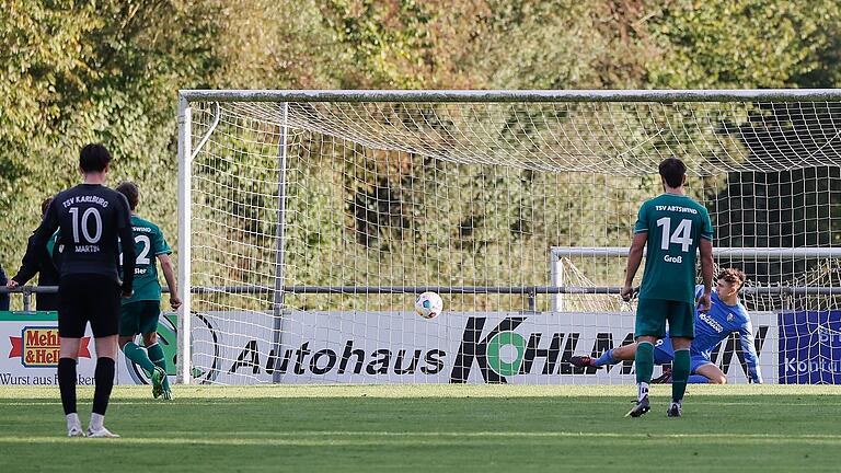 Das 0:2 durch das Elfmetertor von Adrian Dußler (verdeckt, Zweiter von links), der Karlburgs Keeper Linus Eiselein (rechts) verlädt. Das 0:2 durch das Elfmetertor von Adrian Dußler (verdeckt, Zweiter von links), der Karlburgs Keeper Linus Eiselein (rechts) verlädt.