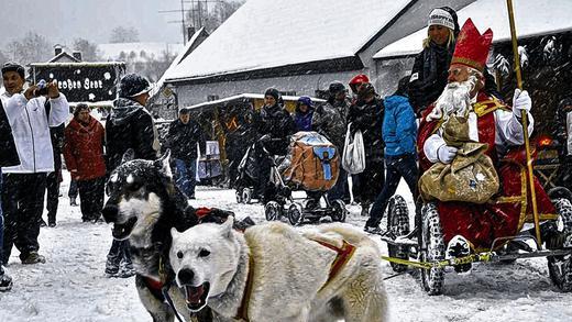 Winterliche Atmosphäre: Beim Weihnachtsmarkt am Sonntag in Maroldsweisach kam der Heilige Nikolaus auf dem Hundeschlitten.