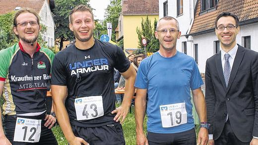 Die Schnellsten: Gerd Fella (Zweiter), Alexander Resler (Erster) und Hans-Jürgen Kolb (Dritter) mit Pfarrer Jean-Pierre Barraud.