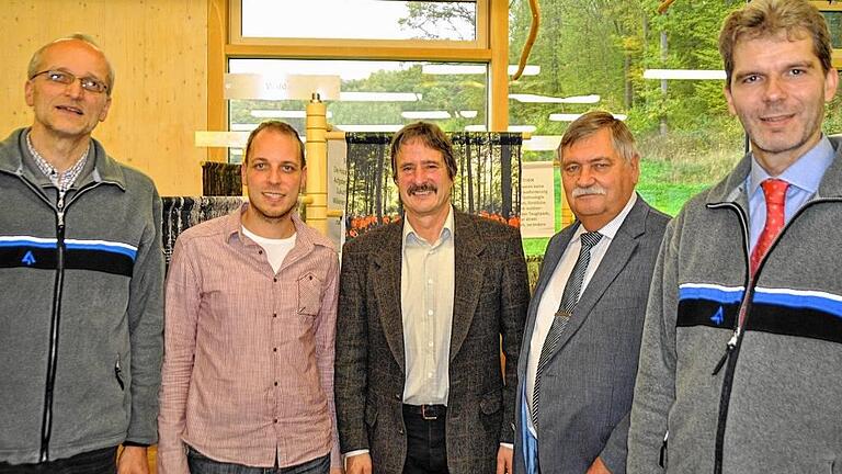 Blicken in die Vergangenheit und in die Zukunft: (von links) Der Leiter des Steigerwaldzentrums, Andreas Leyrer, Referendar Steffen Gedan, der Leiter des Ebracher Forstbetriebs, Ulrich Mergner, Ebrachs Bürgermeister Max-Dieter Schneider und Stephan Thierfelder vom Amt für Landwirtschaft, Ernährung und Forsten Schweinfurt.