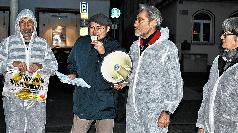 Fünf Jahre Fukushima, 30 Jahre Tschernobyl: Deutschland hat daraus die Konsequenzen gezogen, andere Staaten lassen marode Kernkraftwerke in dicht besiedelten Gebieten weiter laufen. Daran erinnerten die Vorsitzenden Helmut Bär (links) und Helmut Schwartl (Zweiter von links), hier neben Hubert Kornbrust und Christine Wehe-Bamberger.