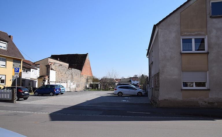 Den Altort stärker zur Wohnbebauung zu nutzen, haben sich alle Gemeinden vorgenommen. Hier sollen an der Sennfelder Hauptstraße drei Einfamilien- und ein Mehrfamilienhaus entstehen.