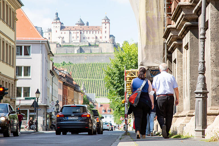 Das soll sich ändern: Wenig Platz haben Fußgänger momentan in der Neubaustraße in Würzburg.