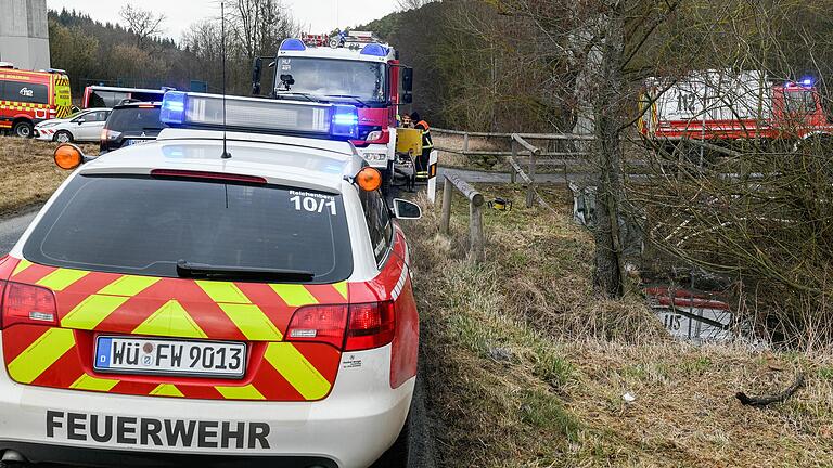 Feuerwehrleute versuchen die Gülle aus dem Würzburger Heigelsbach zu pumpen.