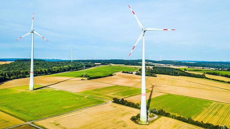 Windräder, hier bei Gädheim: Wird man sie in ein paar Jahre auch mitten im Naturpark Haßberge sehen? Der Landkreis sucht dort nach Standorten.