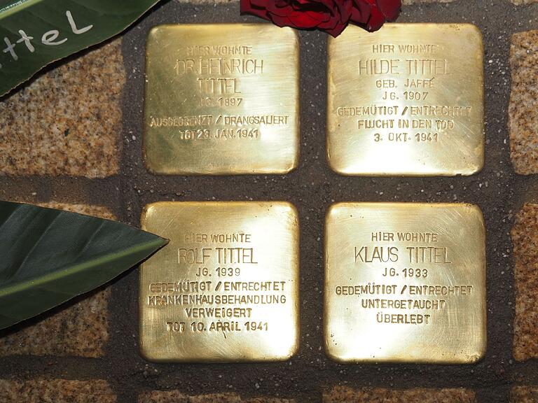 Erinnerung an die Toten und Überlebenden: Am Teilberg liegen nun vier Stolpersteine. Erinnerung an die Toten und Überlebenden: Am Teilberg liegen nun vier Stolpersteine.