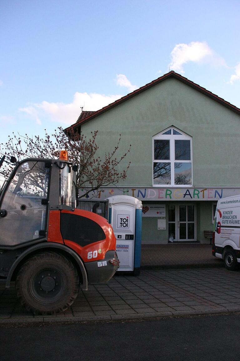 Der Erdaushub für den Anbau am Kindergarten in Martinsheim soll in Kürze beginnen. Der Bauausschuss legte in seiner Sitzung einige weitere Details für die Erweiterung fest. Der Erdaushub für den Anbau am Kindergarten in Martinsheim soll in Kürze beginnen. Der Bauausschuss legte in seiner Sitzung einige weitere Details für die Erweiterung fest.