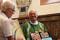 Mit einem Festgottesdienst in St. Michael hat sich die Pfarrei von Pfarrer Sven Johannsen (rechts) verabschiedet. Wolfgang Schmitt, Rektor der Grundschule, schenkte Johannsen einen Kalender, den die Grundschulklassen gestaltet haben.&nbsp;