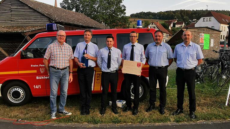Auf dem Foto Bürgermeister Achim Höfling, 1. Vorstand FF Bühler Florian Reuter, 1. Kommandant FF Bühler Kevin Schmitt, 1. Vorstand FF Schwebenried Frank Nöth, 1. Kommandant FF Schwebenried Stephan Körner, Kreisbrandrat Florian List.