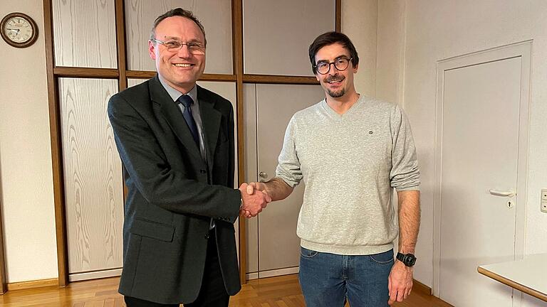Für Peter Werner rückt Stefan Lindner (rechts) in den Gemeinderat nach. Dazu gratulierte ihm stellvertretender Bürgermeister Stefan Seubert. Für Peter Werner rückt Stefan Lindner (rechts) in den Gemeinderat nach. Dazu gratulierte ihm stellvertretender Bürgermeister Stefan Seubert.