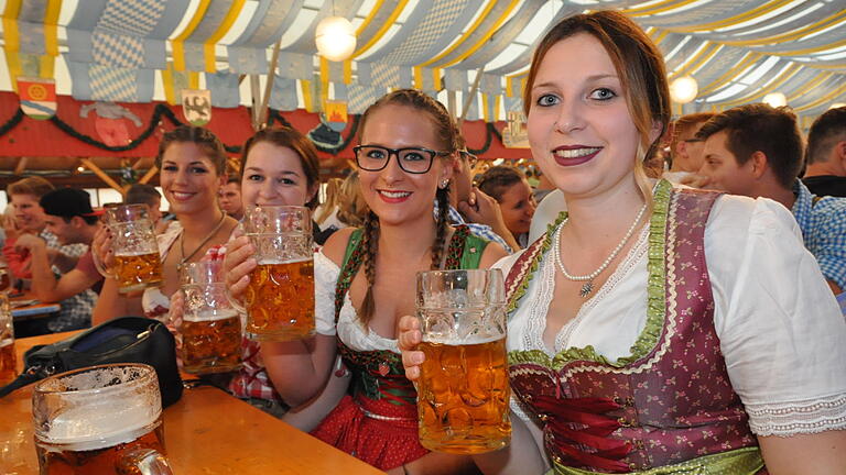 Mit dem offiziellen Bieranstich eröffnete Bürgermeisterin Helga Schmidt-Neder den Festbetrieb im Bierzelt der 69. Laurenzi-Messe in Marktheidenfeld.
