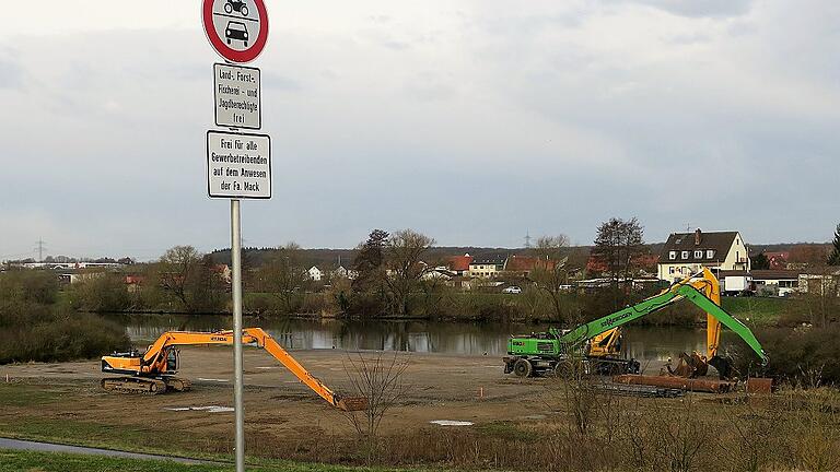 Momentan liegt der Mainausbau auf Eis. Sollten allerdings wirklich, wie kalkuliert, täglich bis zu 170 Lastwagen mit Mainaushub durch Grafenrheinfeld rollen, dann dürfte in Grafenrheinfeld eine Bürgerinitiative durchstarten. Momentan liegt der Mainausbau auf Eis. Sollten allerdings wirklich, wie kalkuliert, täglich bis zu 170 Lastwagen mit Mainaushub durch Grafenrheinfeld rollen, dann dürfte in Grafenrheinfeld eine Bürgerinitiative durchstarten.