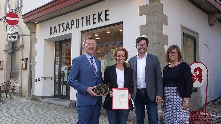 Beatrice Guttenberger (Zweite von links) hat den Förderpreis der Unterfränkischen Kulturstiftung des Bezirks Unterfranken zur Erhaltung historischer Bausubstanz für ihre Apotheke in der Ochsenfurter Altstadt erhalten. Mit im Bild (von links) Bürgermeister Peter Juks, Architekt Fritz Staib und die zweite Bürgermeisterin Rosa Behon. Beatrice Guttenberger (Zweite von links) hat den Förderpreis der Unterfränkischen Kulturstiftung des Bezirks Unterfranken zur Erhaltung historischer Bausubstanz für ihre Apotheke in der Ochsenfurter Altstadt erhalten. Mit im Bild (von links) Bürgermeister Peter Juks, Architekt Fritz Staib und die zweite Bürgermeisterin Rosa Behon.
