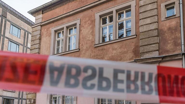 Eine Kugelbombe hatte in der Silvesternacht in Würzburg zahlreiche Anwohnende aus dem Schlaf gerissen. Auch zwei Tage später sind die Spuren der Verwüstung noch sichtbar. Eine Kugelbombe hatte in der Silvesternacht in Würzburg zahlreiche Anwohnende aus dem Schlaf gerissen. Auch zwei Tage später sind die Spuren der Verwüstung noch sichtbar.