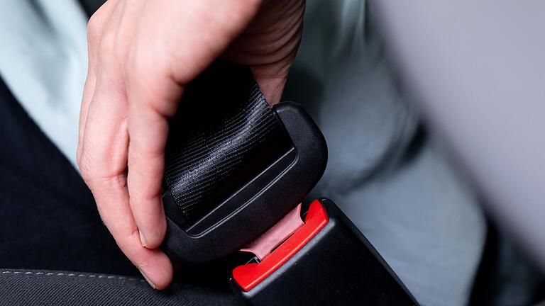 Gurtpflicht       -  Im vergangenen Jahr waren mehr als 98 Prozent der Fahrer in Deutschland angeschnallt. Das war nicht immer so.
