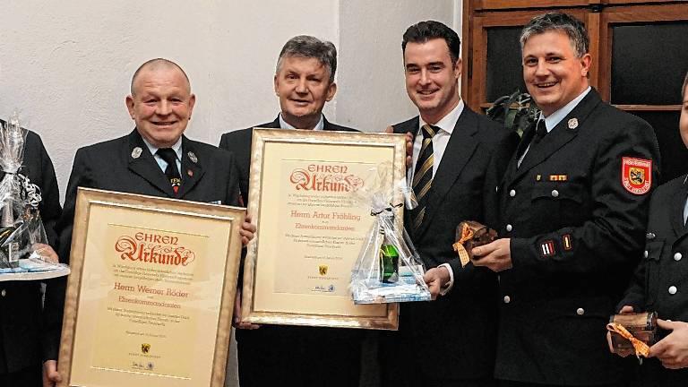 Zu Ehrenkommandanten wurden Werner Röder und Artur Fröhling (Zweiter und Dritter von links) zum Abschied ernannt. Zu den Gratulanten gehörten (von links) der Vorsitzende des Feuerwehrvereins Eibelstadt, Johannes Dorbath, Bürgermeister Markus Schenk sowie die beiden neu gewählten Kommandanten Marco Seynstahl und Achim Rügemer.