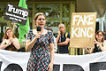 Demonstration gegen Trumps Klimapolitik       -  Eine Vertreterin des Interessenverbandes 'Campaign Against Climate Change' spricht am 01.06.2017 vor der US-amerikanischen Botschaft in London (Großbritannien) bevor US-Präsident Trump seine Entscheidung bezüglich des Pariser Klimaabkommens verkündet. Foto: David Mizoeff/PA Wire/dpa +++(c) dpa - Bildfunk+++