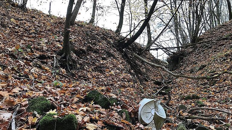 Wer &bdquo;im Tal&ldquo; auf Schlitten oder Skiern nicht zum Stehen kommt, droht in diesen steilen Entwässerungsgraben zu fallen.