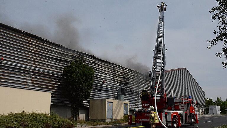 Von der Westseite bekämpfte die Feuerwehr den Brandherd mit Hilfe der Drehleiter.