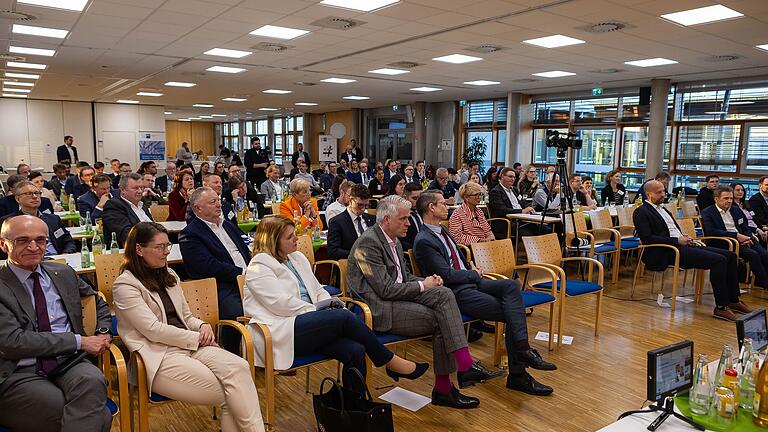 Rund 130 Unternehmerinnen und Unternehmer sowie politische Vertreterinnen und Vertreter waren zur Jahresauftaktsitzung der IHK Würzburg-Schweinfurt in die Geschäftsstelle nach Schweinfurt gekommen.