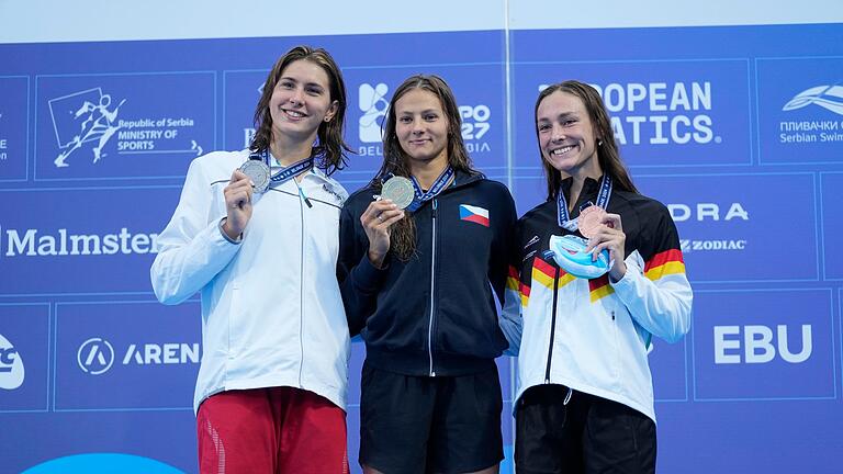 Schwimm-EM in Belgrad       -  Die zweitplatzierte Minna Abraham (l-r) aus Ungarn, die Siegerin Barbora Seemanova aus der Tschechischen Republik und die drittplatzierte Nicole Maier zeigen ihre Medaillen.