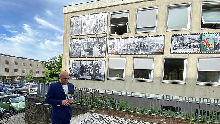 Gregor Metzig, Leiter des Stadtarchivs, und sein Team haben eine neue Ausstellung unter dem Motto 'Fahrradstadt Schweinfurt, gestern und heute' konzipiert, die an der Fassade des Friedrich-Rückert-Baus zu sehen ist. Gregor Metzig, Leiter des Stadtarchivs, und sein Team haben eine neue Ausstellung unter dem Motto 'Fahrradstadt Schweinfurt, gestern und heute' konzipiert, die an der Fassade des Friedrich-Rückert-Baus zu sehen ist.