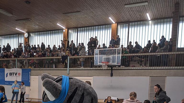 Das Bild zeigt das Maskottchen des Bayerischen Turnverbands Balatu bei der Erwärmung mit Turnerinnen des Turngaus Schweinfurt-Hassberge in der Turnhalle der DJK Schweinfurt.