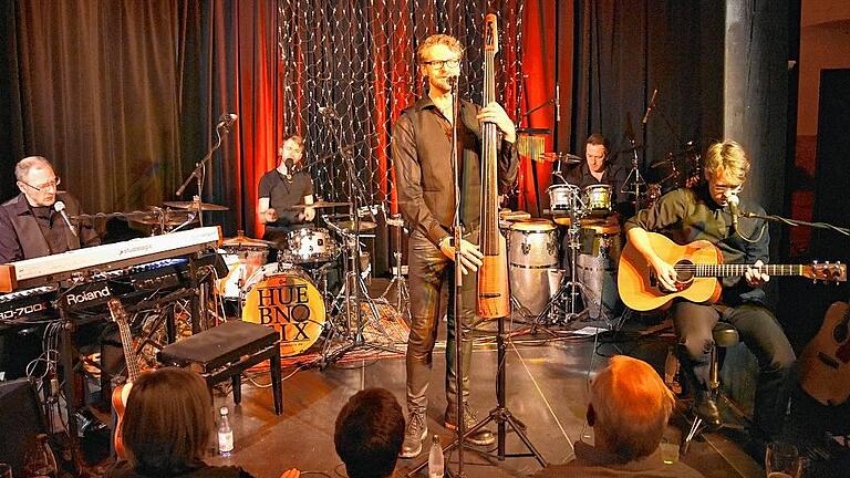 Zehn Jahre &bdquo;Huebnotix&ldquo; in Haßfurt: Das feierten Joe Greiner, Andy Sack, Markus Burucker, Mike Müller und Andi Hübner (von links) mit großer Leidenschaft bei ihrem Konzert in der ausverkauften Rathaushalle. In Haßfurt fühlen sich die Bayreuther Musiker besonders wohl.